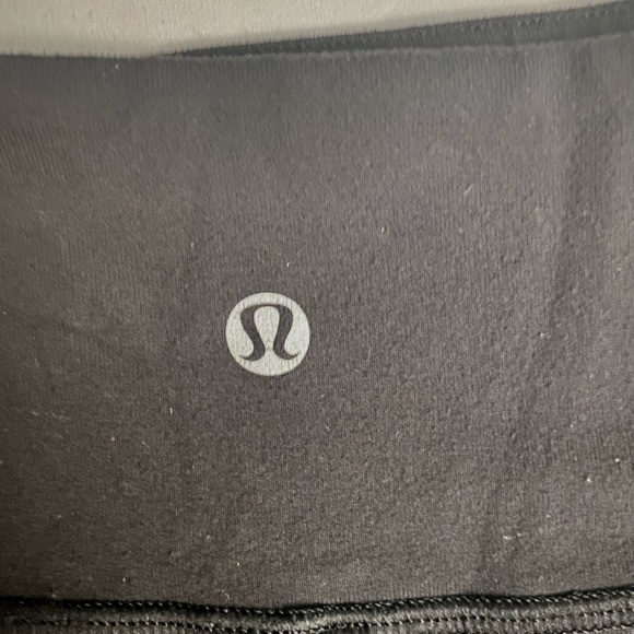 Lululemon under wunder cropped black capris, size 8. - Picture 4 of 5